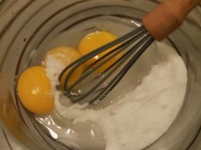 往蛋黄盆内倒入水和砂糖