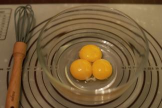 将蛋黄磕入打蛋盆内，蛋清倒入无水无油干净的打蛋盆内，放入冰箱冷藏