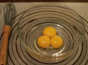 将蛋黄磕入打蛋盆内，蛋清倒入无水无油干净的打蛋盆内，放入冰箱冷藏