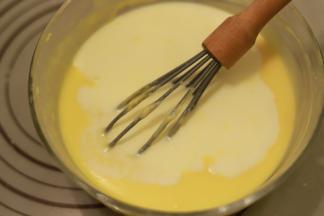 分两次加入牛奶，搅拌均匀