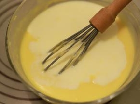 分两次加入牛奶，搅拌均匀