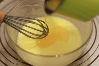 缓慢加入融化的黄油，一边倒一边搅拌