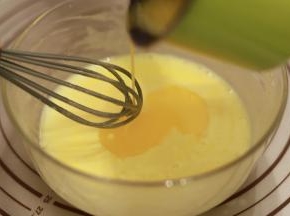 缓慢加入融化的黄油，一边倒一边搅拌