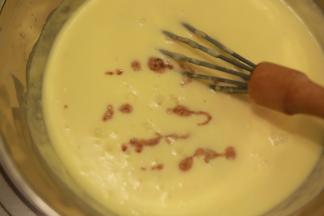 加入香草精和少许盐，拌匀