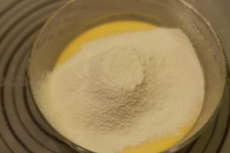 筛入低粉，拌匀