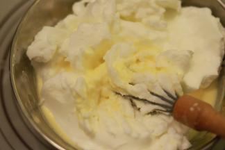 蛋白打发至中性偏干性发泡，将蛋白加入蛋黄糊内