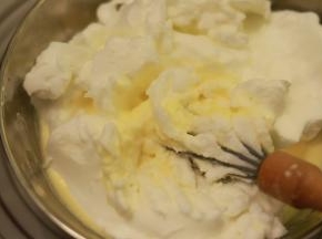 蛋白打发至中性偏干性发泡，将蛋白加入蛋黄糊内