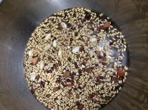 打开包装后用冷水冲洗一下，像洗米一样清洗 然后放进盘子里浸泡过夜
