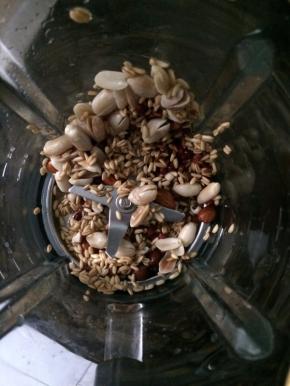 将浸泡好的料过滤一下倒进破壁机里