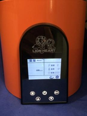 然后将破壁机杯安装进机座里