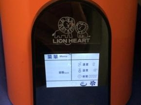 然后将破壁机杯安装进机座里