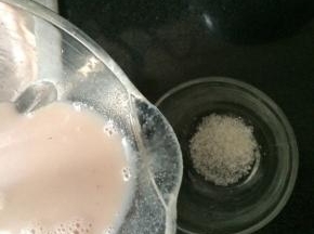 加入适量的盐或糖调味