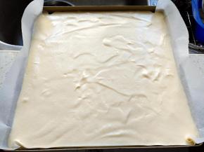 倒入铺着油纸的烤盘中，用力震几下