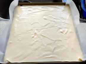倒入铺着油纸的烤盘中，用力震几下