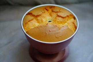 出炉以后，轻轻震动模具。