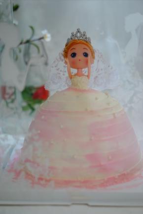 蛋糕分成三片，每一层放入适量的芒果粒和淡奶油。用少许粉红色色素调好抹面，撒上适量装饰用的糖珠粒。