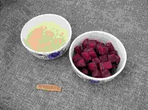 大米浸泡2小时，紫薯去皮切小丁。