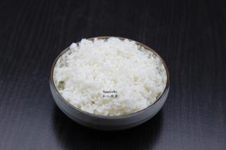 大米洗净，浸泡30分钟，捞出，滤干水，放盐油，拌均腌制5分钟；