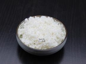 大米洗净，浸泡30分钟，捞出，滤干水，放盐油，拌均腌制5分钟；