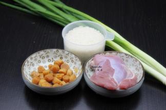 准备食材：大米、干贝、瘦肉、葱、生姜等；