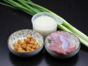 准备食材：大米、干贝、瘦肉、葱、生姜等；