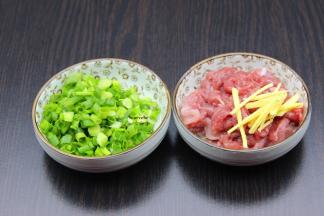 利用熬粥的时间，把瘦肉切薄片，放盐、均匀、油腌制；香葱洗净切好；