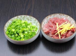 利用熬粥的时间，把瘦肉切薄片，放盐、均匀、油腌制；香葱洗净切好；