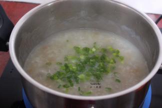 放盐、香葱，关火，拌均即可