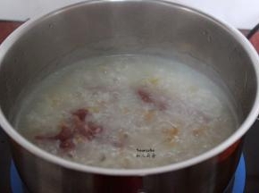 熬好的粥，改为中火，放入瘦肉滚烫至熟；
