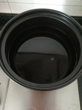 砂锅凉水烧开。