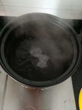 加入冰块，煮化。