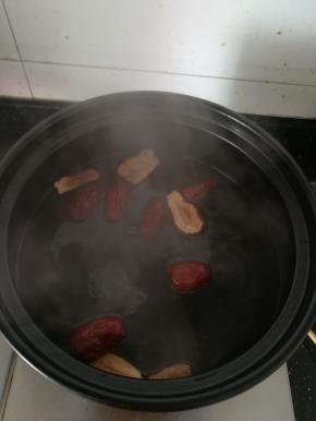 加入红枣煮五分钟。