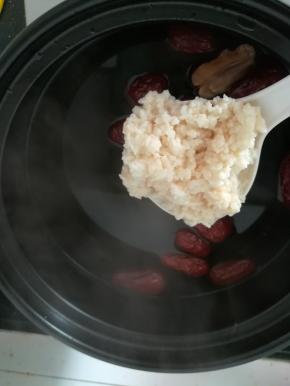 加入酒糟，搅匀