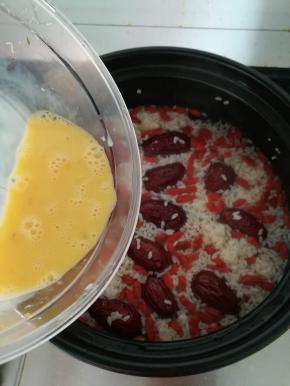 水再次烧开，倒入蛋液，关火。搅拌一下即可。