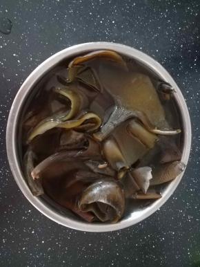 干海带头泡发。