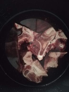 牛骨冷水浸泡一个小时，去血水。