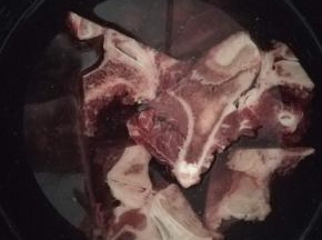 牛骨冷水浸泡一个小时，去血水。