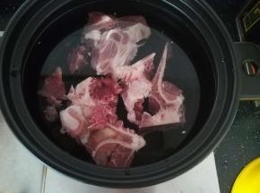 牛骨冷水下锅。