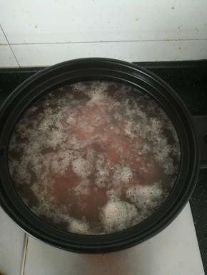 大火烧开，煮出浮沫。