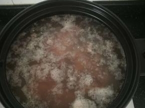 大火烧开，煮出浮沫。