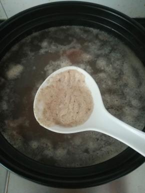 用勺子撇去浮沫。