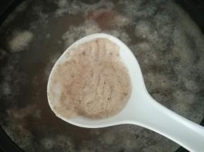 用勺子撇去浮沫。