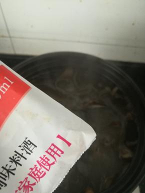 倒入料酒。小火炖煮两个小时。