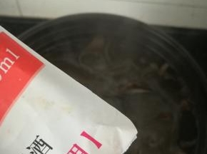 倒入料酒。小火炖煮两个小时。