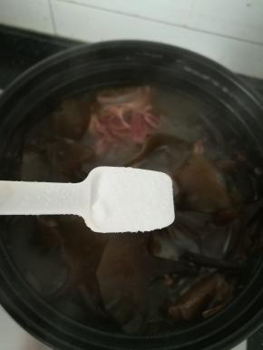 加入食盐调味。