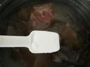 加入食盐调味。