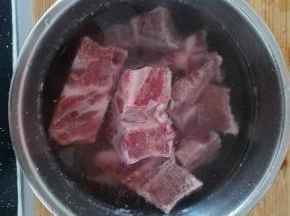 猪脊骨冷水浸泡，去血水