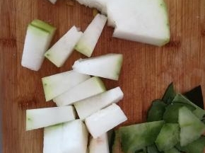 冬瓜洗净，去皮，切块。