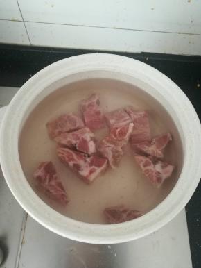 猪脊骨冷水下锅，大火煮开。