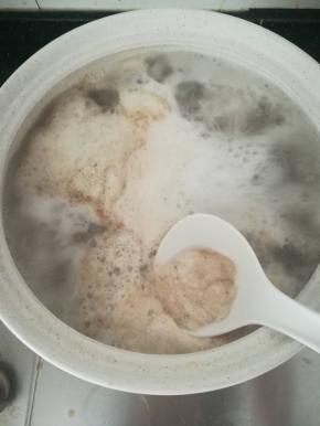 用勺子撇去浮沫。